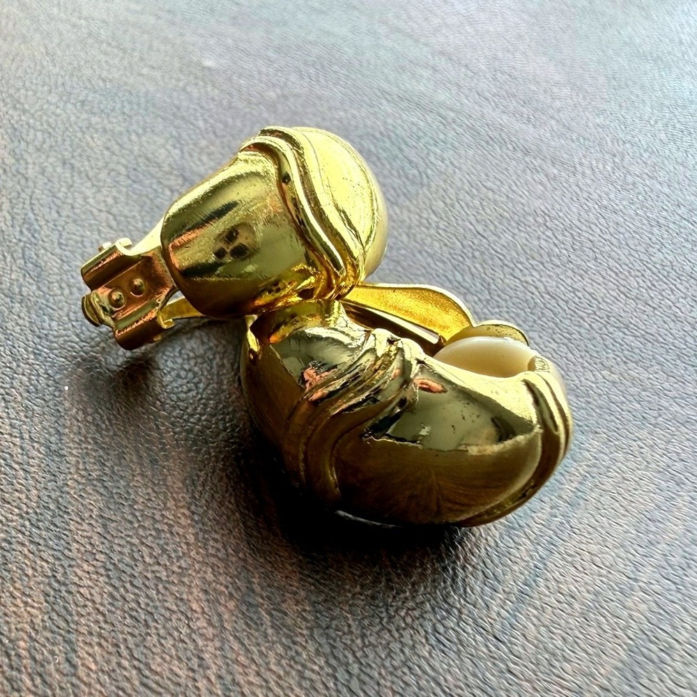 Vintage Chunky Gold Tone Ridged Dome Clip On Earrings Statement Hoops Womens